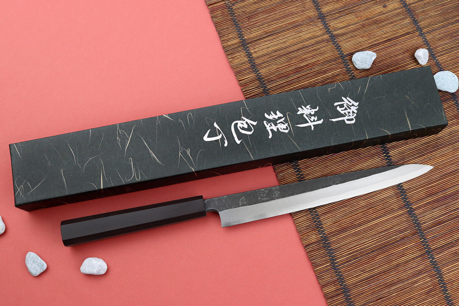 Couteau yanagiba 24cm japonais artisanal Hatsukokoro Shirasagi manche en ébène