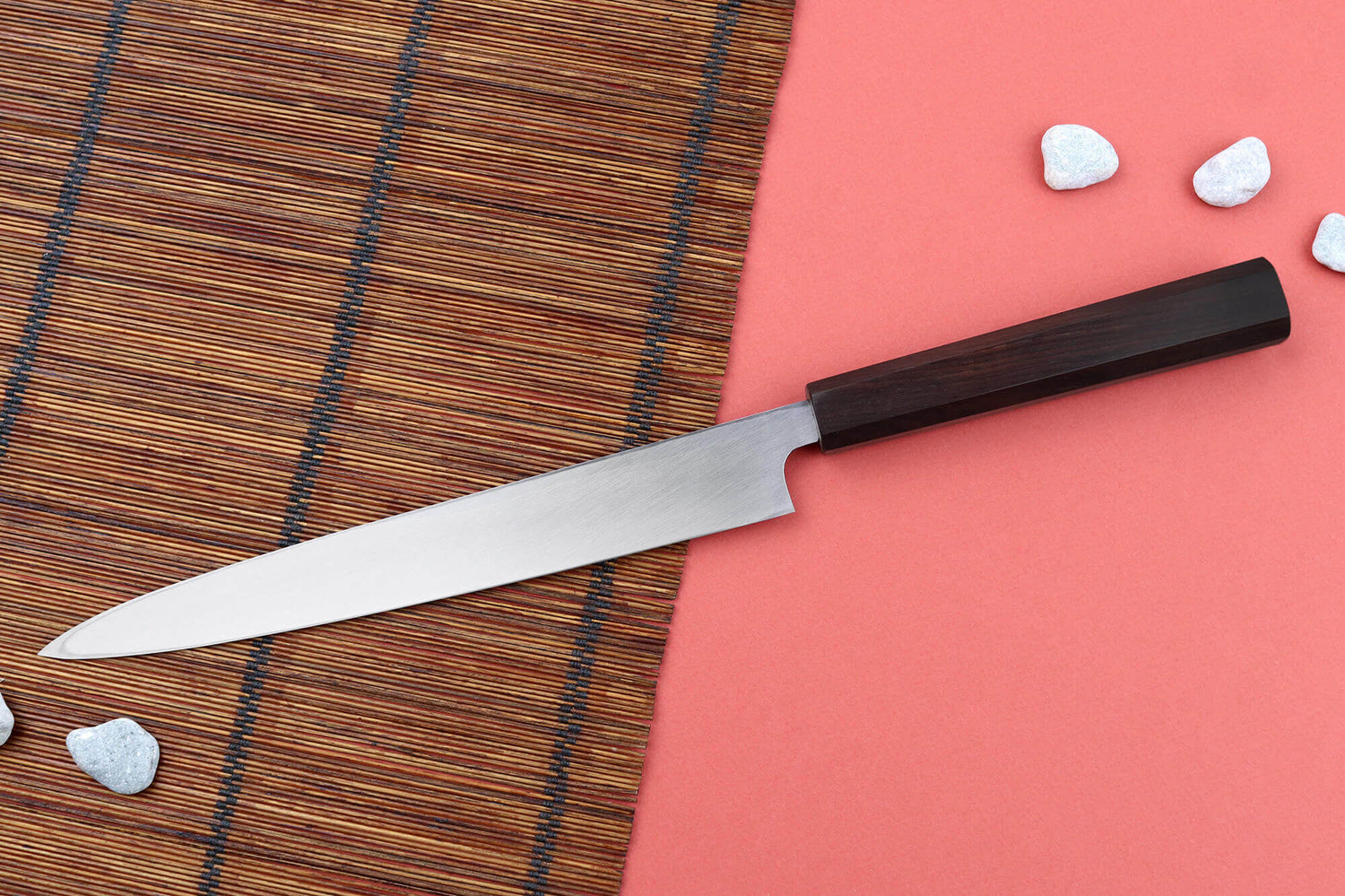 Couteau yanagiba 24cm japonais artisanal Hatsukokoro Shirasagi manche en ébène