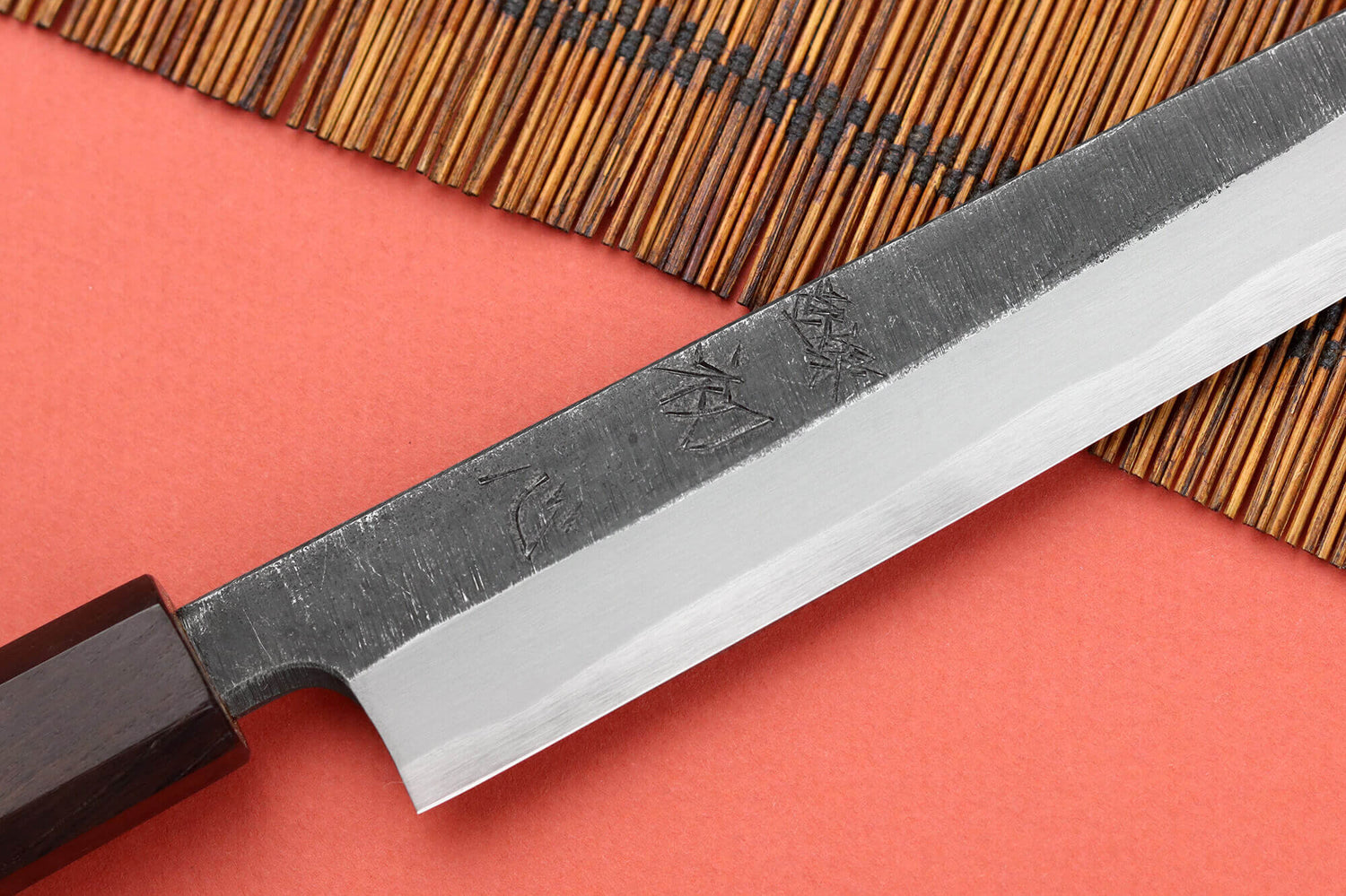 Couteau yanagiba 24cm japonais artisanal Hatsukokoro Shirasagi manche en ébène