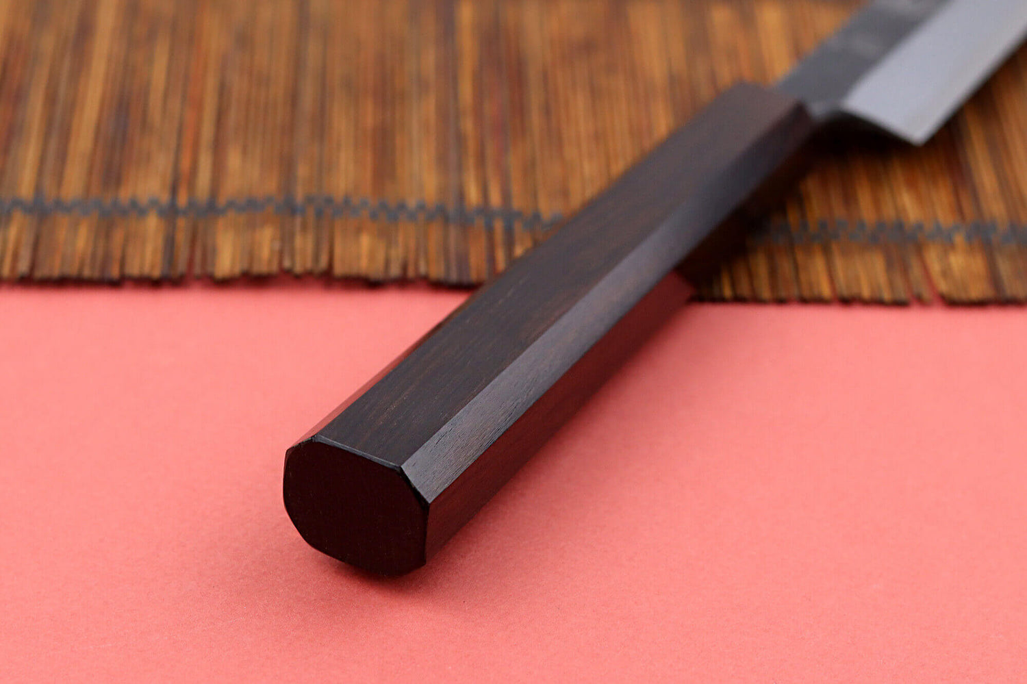 Couteau yanagiba 24cm japonais artisanal Hatsukokoro Shirasagi manche en ébène