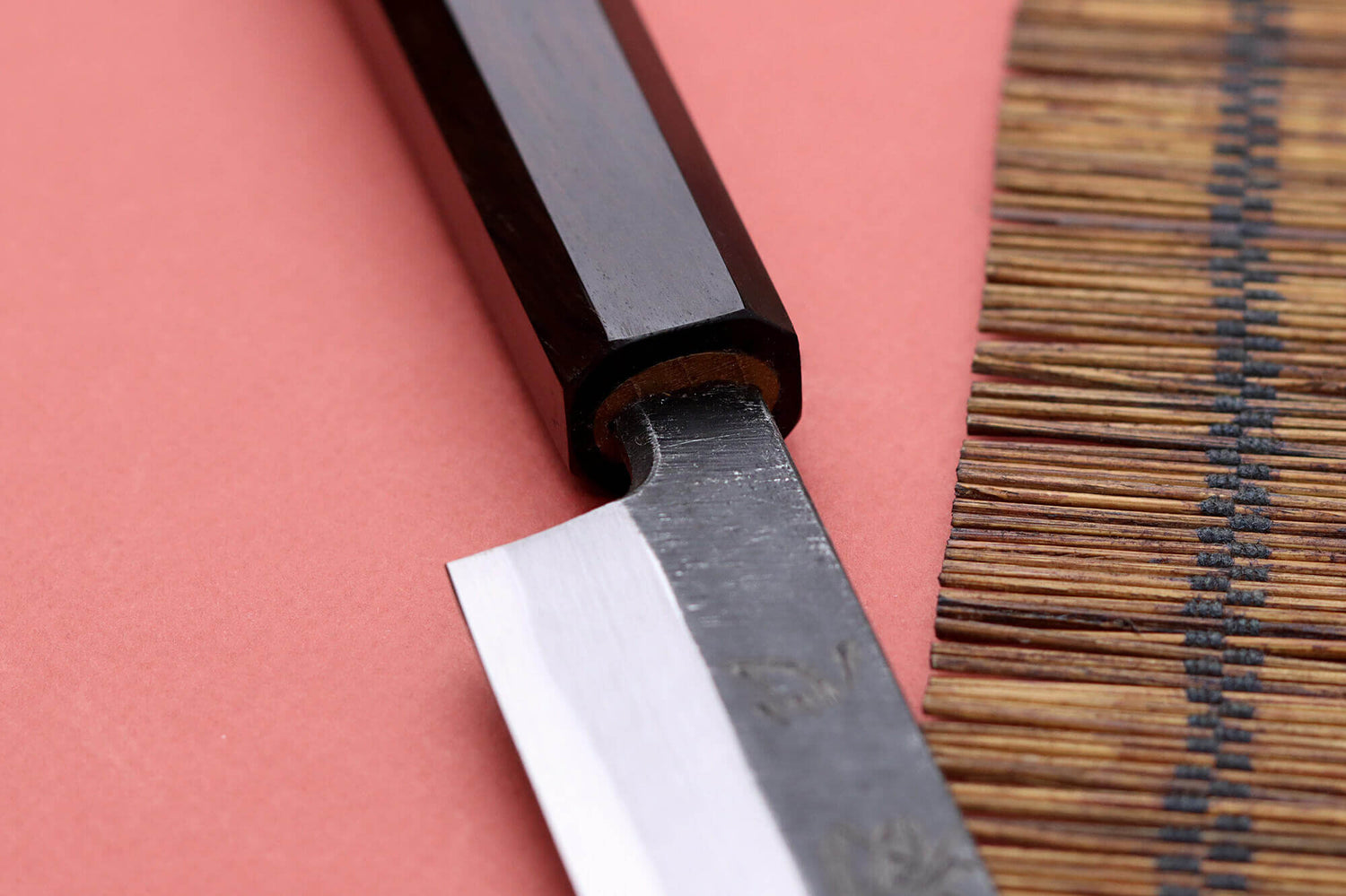 Couteau yanagiba 24cm japonais artisanal Hatsukokoro Shirasagi manche en ébène