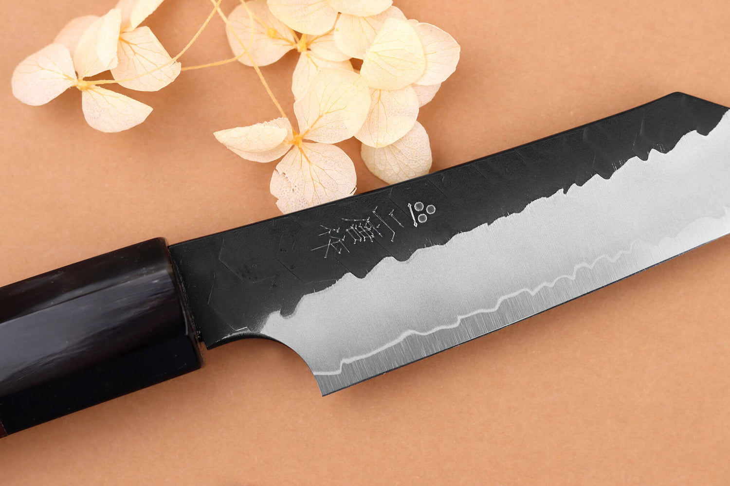 Couteau d'office 9,5cm japonais artisanal Nigara Hamono Black Tsuchime SG2 manche en noyer
