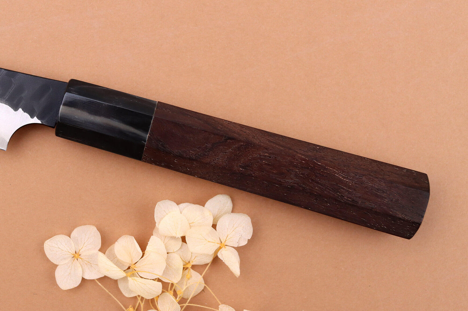 Couteau d'office 9,5cm japonais artisanal Nigara Hamono Black Tsuchime SG2 manche en noyer
