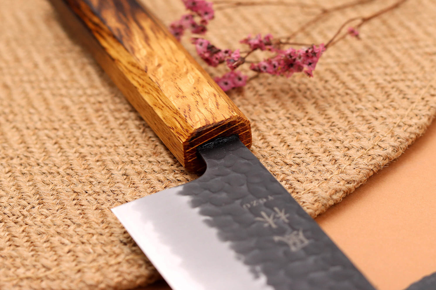 Couteau de chef 24cm japonais artisanal Yuzo Black AS chêne brûlé