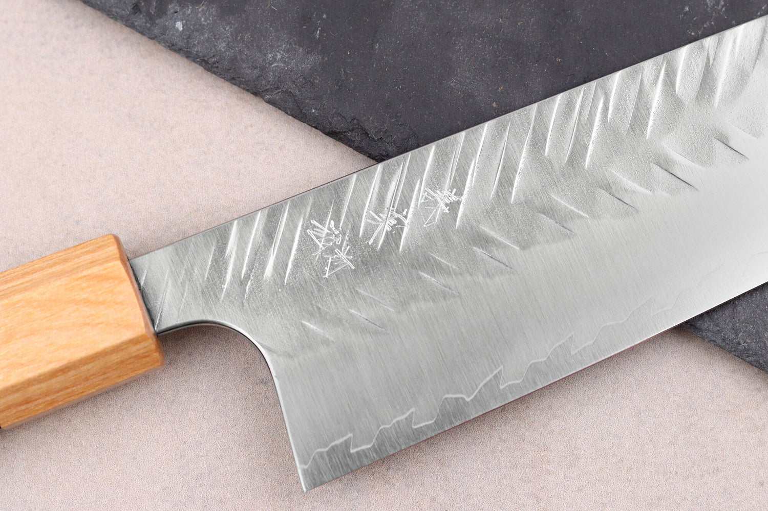 Couteau santoku 16,5cm japonais artisanal Yoshimi Kato SPG Strix V-Tsuchime