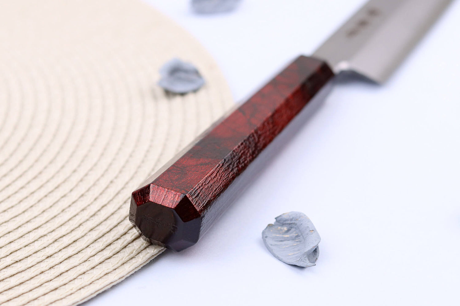 Couteau yanagiba japonais 27cm Sakai Takayuki Nanairo manche en résine laqué rouge