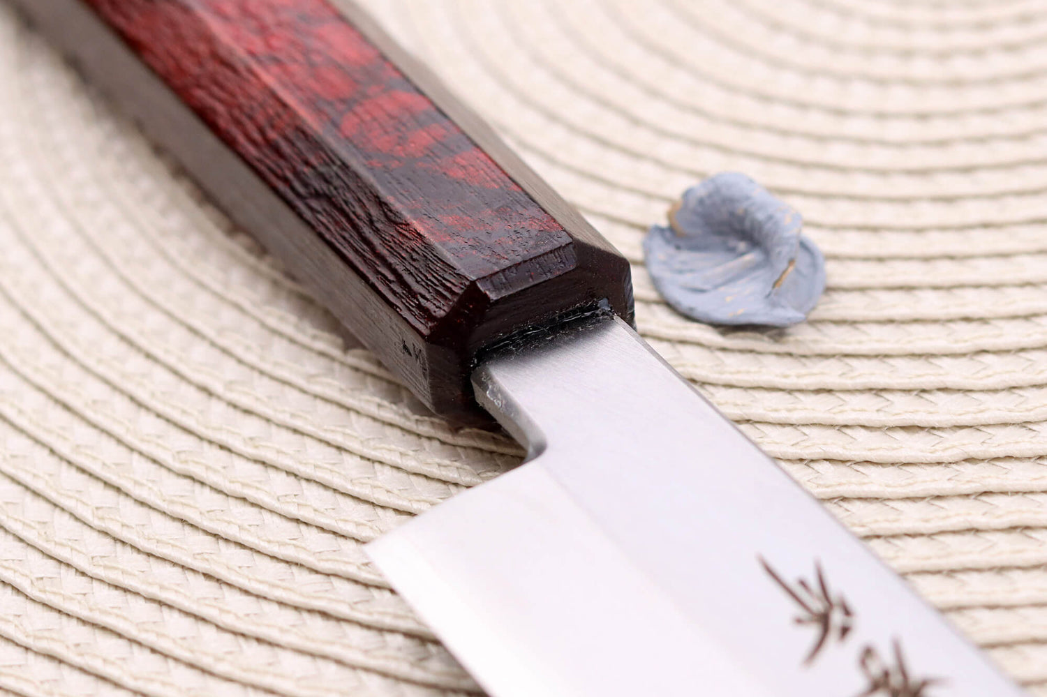 Couteau yanagiba japonais 27cm Sakai Takayuki Nanairo manche en résine laqué rouge