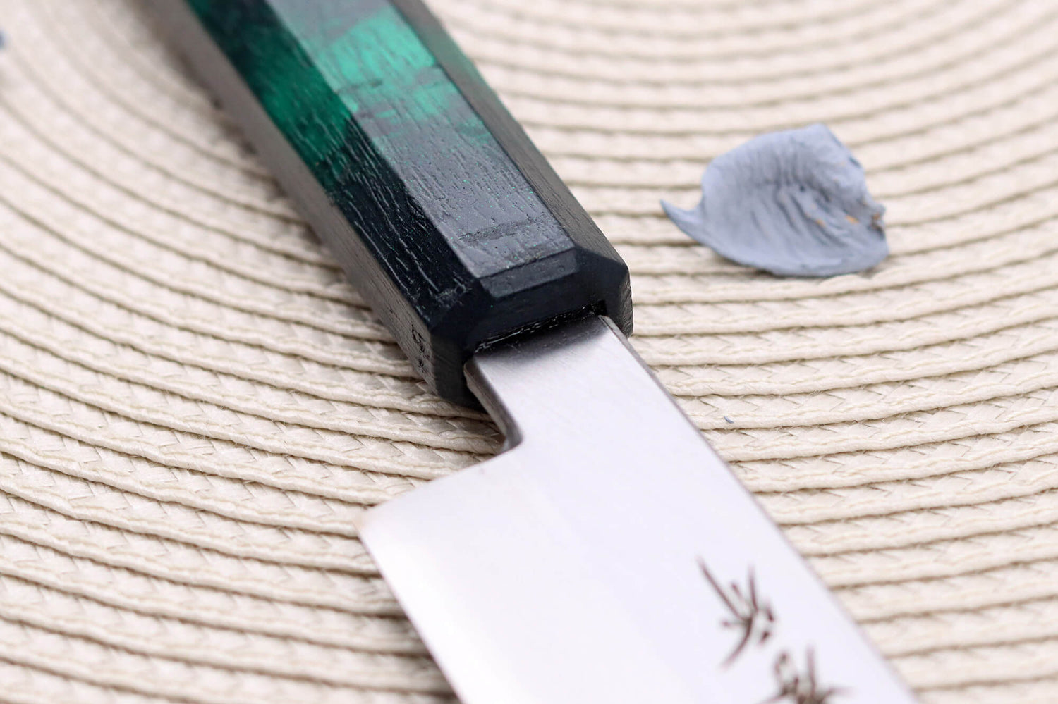 Couteau yanagiba japonais 27cm Sakai Takayuki Nanairo manche en résine laqué vert