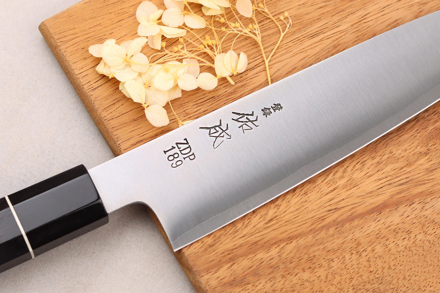 Couteau santoku 19,5cm japonais artisanal Sukenari ZDP-189 San Maï manche en ébène
