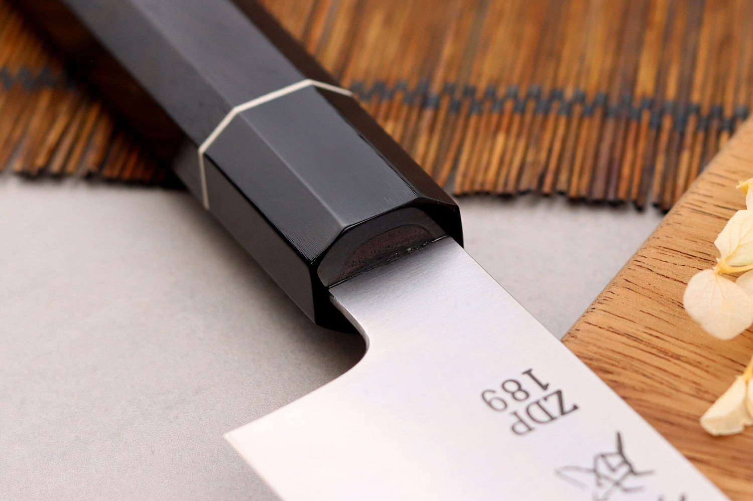Couteau santoku 19,5cm japonais artisanal Sukenari ZDP-189 San Maï manche en ébène