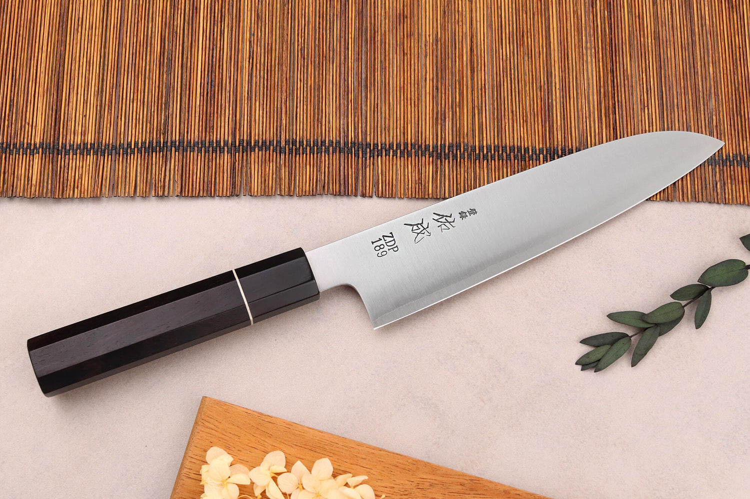 Couteau santoku 19,5cm japonais artisanal Sukenari ZDP-189 San Maï manche en ébène