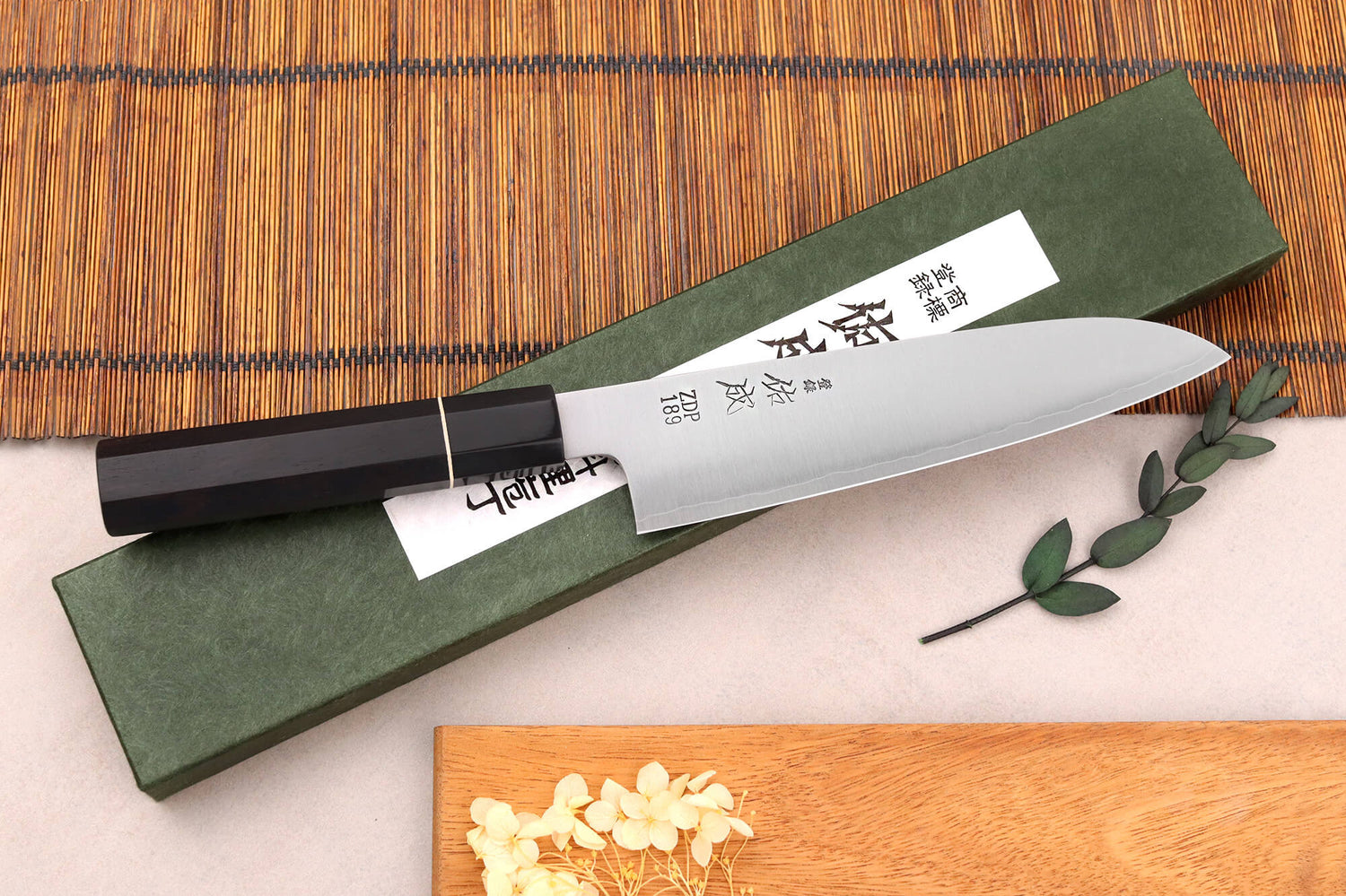 Couteau santoku 19,5cm japonais artisanal Sukenari ZDP-189 San Maï manche en ébène