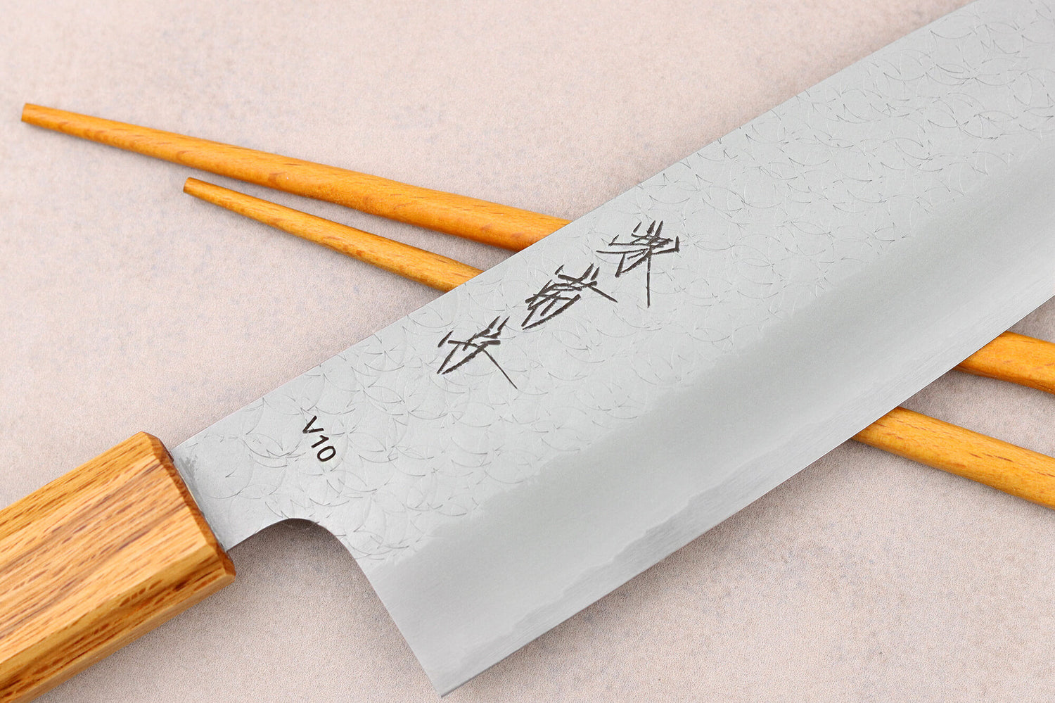 Couteau santoku 16,5cm japonais artisanal Sakai Kikumori TS10 en chêne