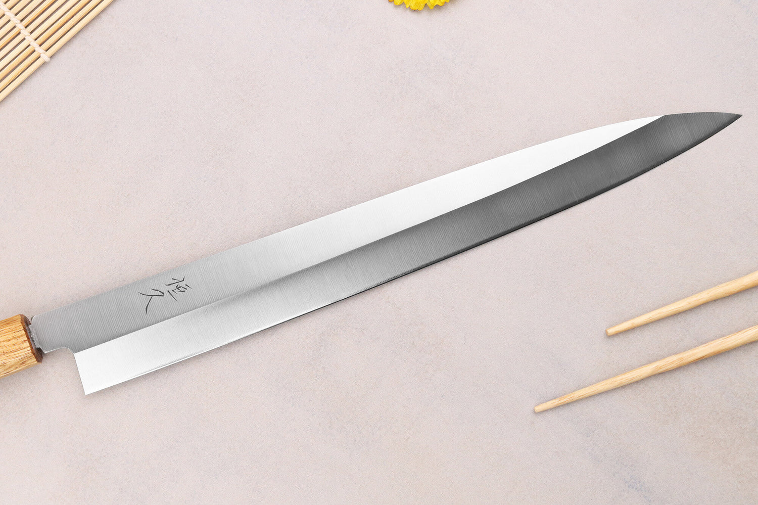 Couteau yanagiba 30cm artisanal japonais Tsunehisa AUS-8 manche en chêne