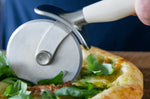 Roulette à pizza Kitchen Aid en acier inoxydable - Amande