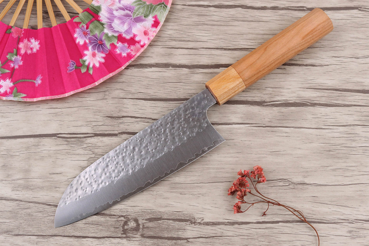 Couteau santoku japonais artisanal Makoto Kurosaki Sakura acier SG2 martelé 16.5cm