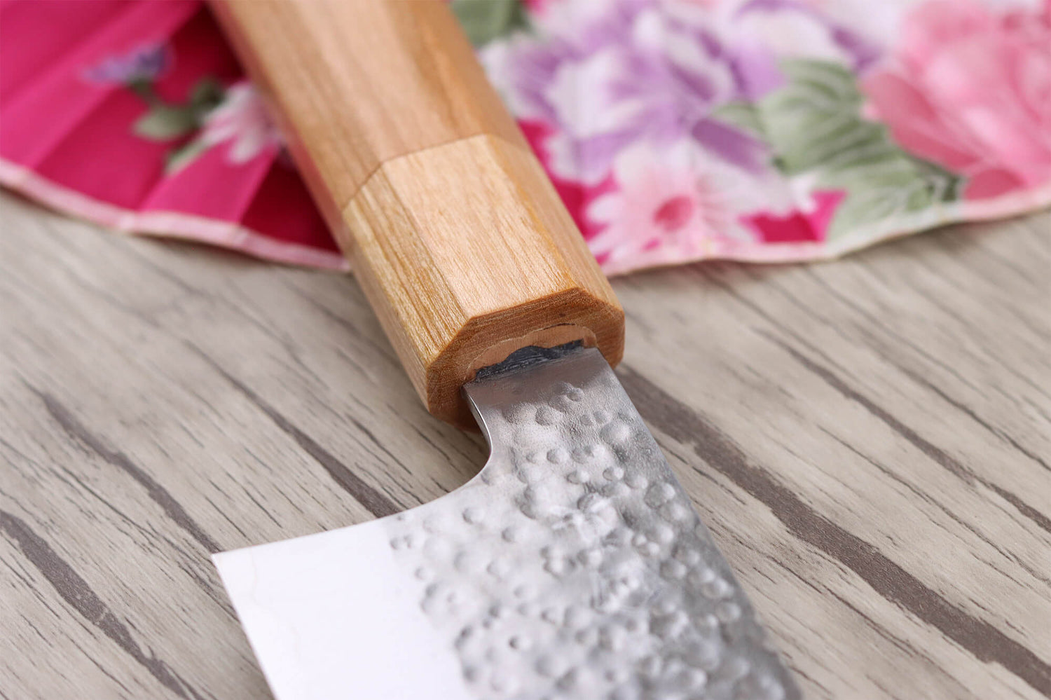 Couteau santoku japonais artisanal Makoto Kurosaki Sakura acier SG2 martelé 16.5cm