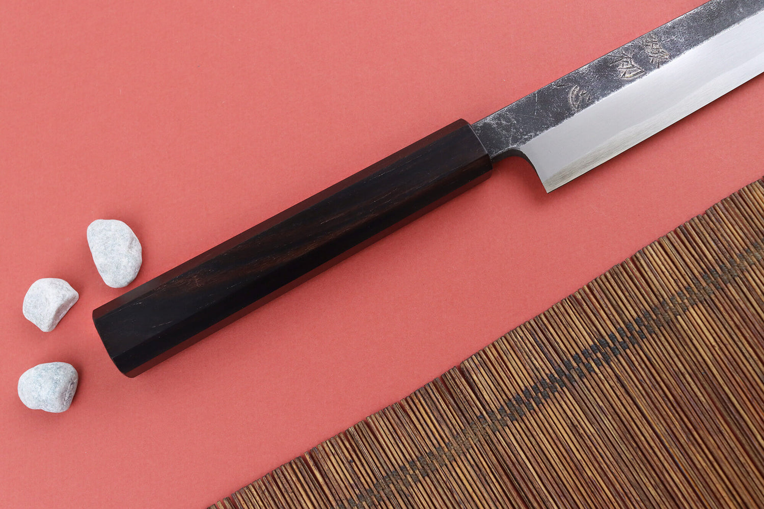 Couteau yanagiba 26cm japonais artisanal Hatsukokoro Shirasagi manche en ébène