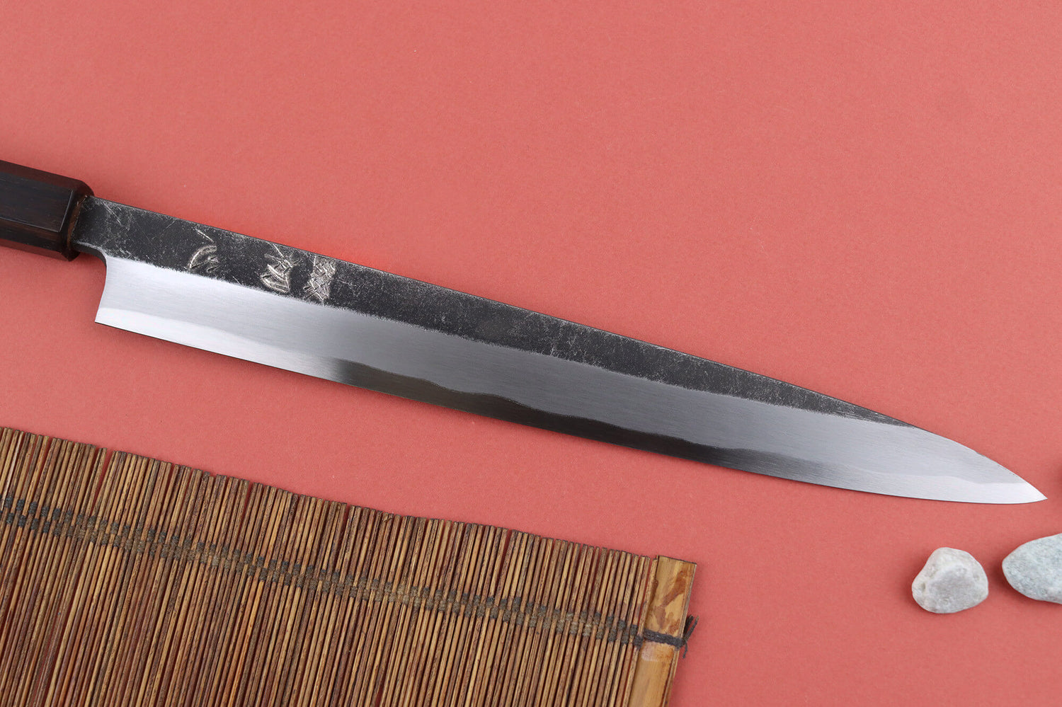 Couteau yanagiba 26cm japonais artisanal Hatsukokoro Shirasagi manche en ébène