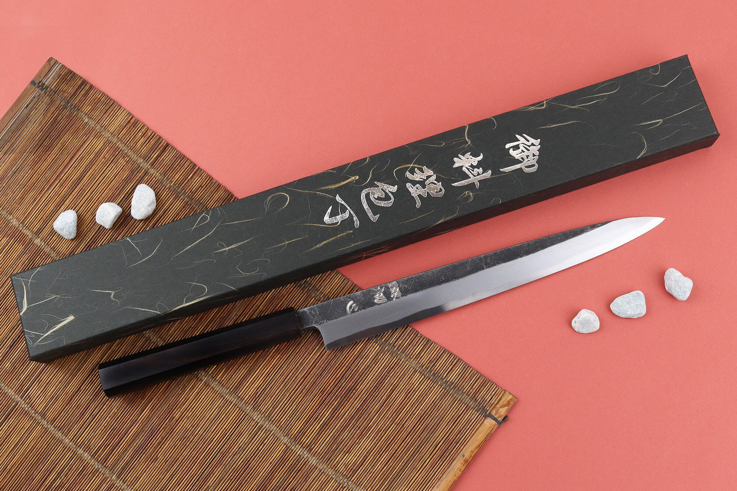 Couteau yanagiba 26cm japonais artisanal Hatsukokoro Shirasagi manche en ébène