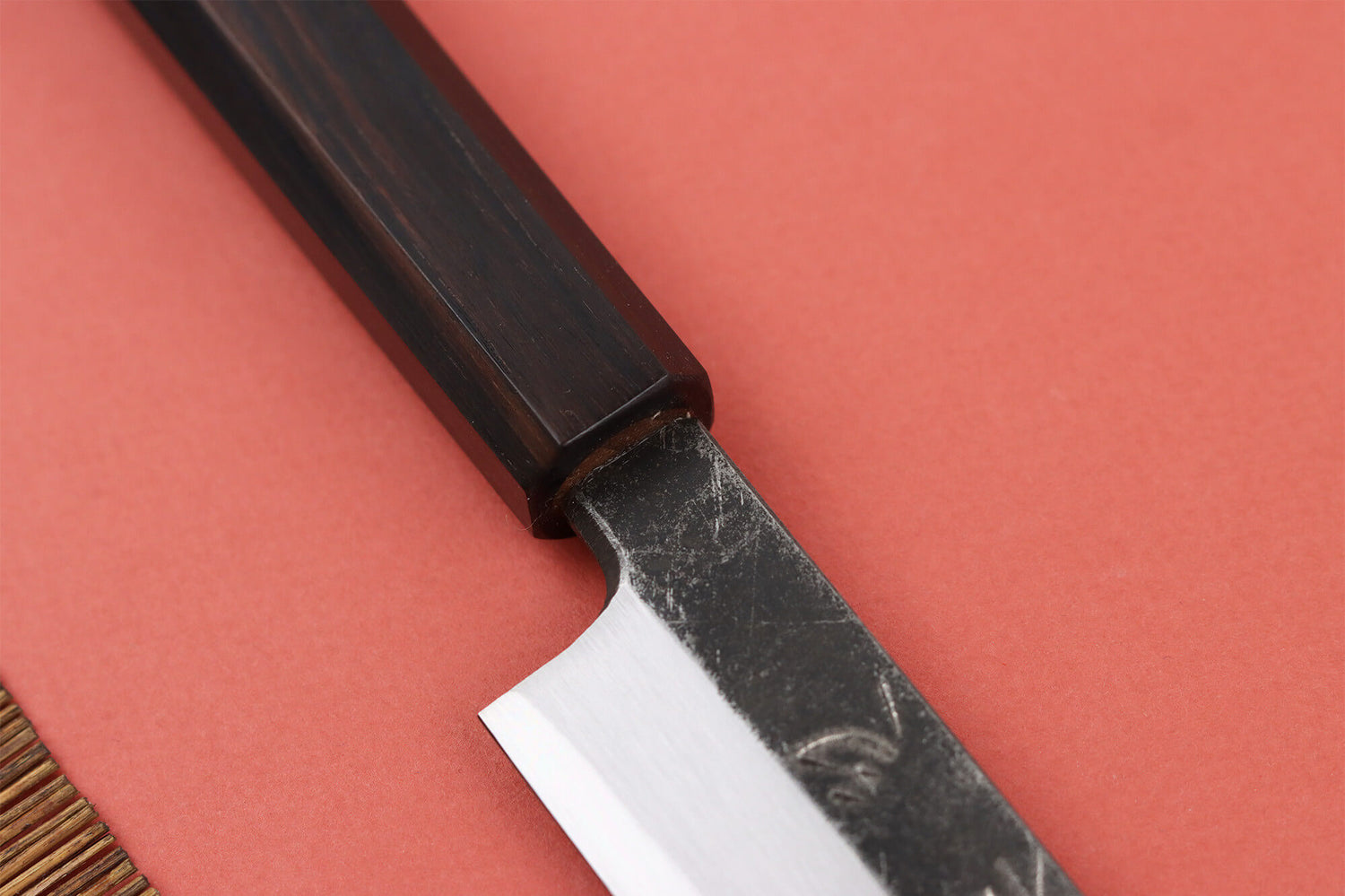 Couteau yanagiba 29cm japonais artisanal Hatsukokoro Shirasagi manche en ébène