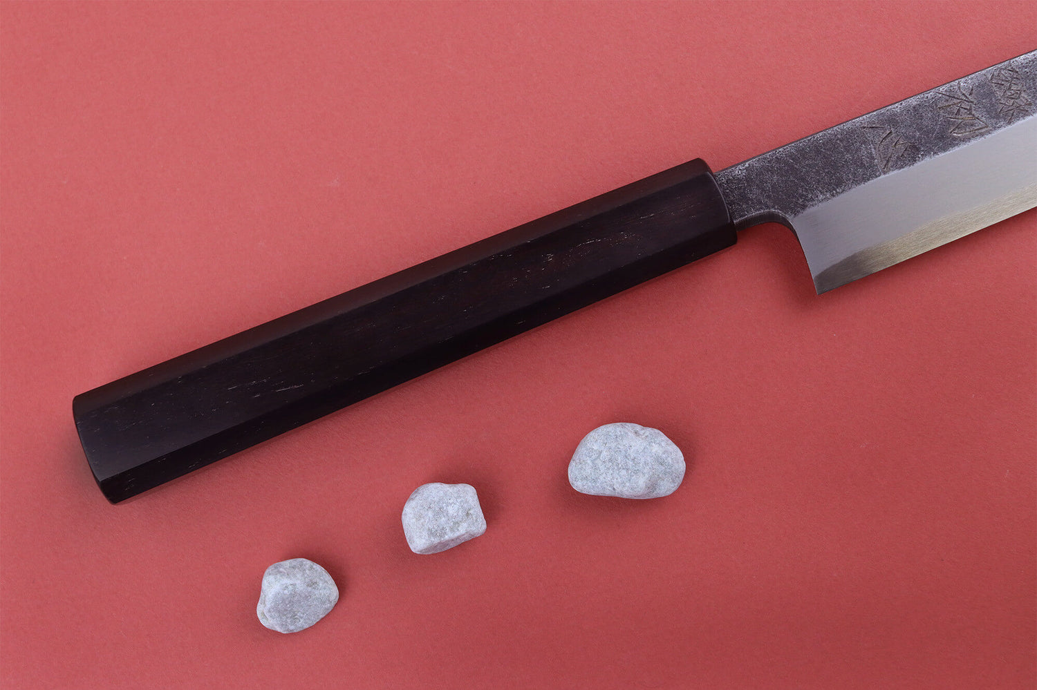 Couteau yanagiba 29cm japonais artisanal Hatsukokoro Shirasagi manche en ébène