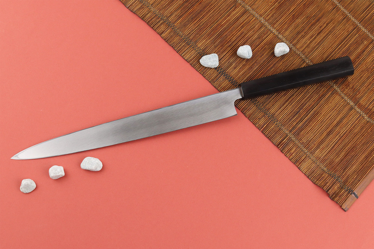 Couteau yanagiba 29cm japonais artisanal Hatsukokoro Shirasagi manche en ébène