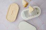 Râpe Microplane 3-en-1 blanche avec boîte de conservation et double couvercle