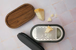 Râpe Microplane 3-en-1 noire avec boîte de conservation et double couvercle