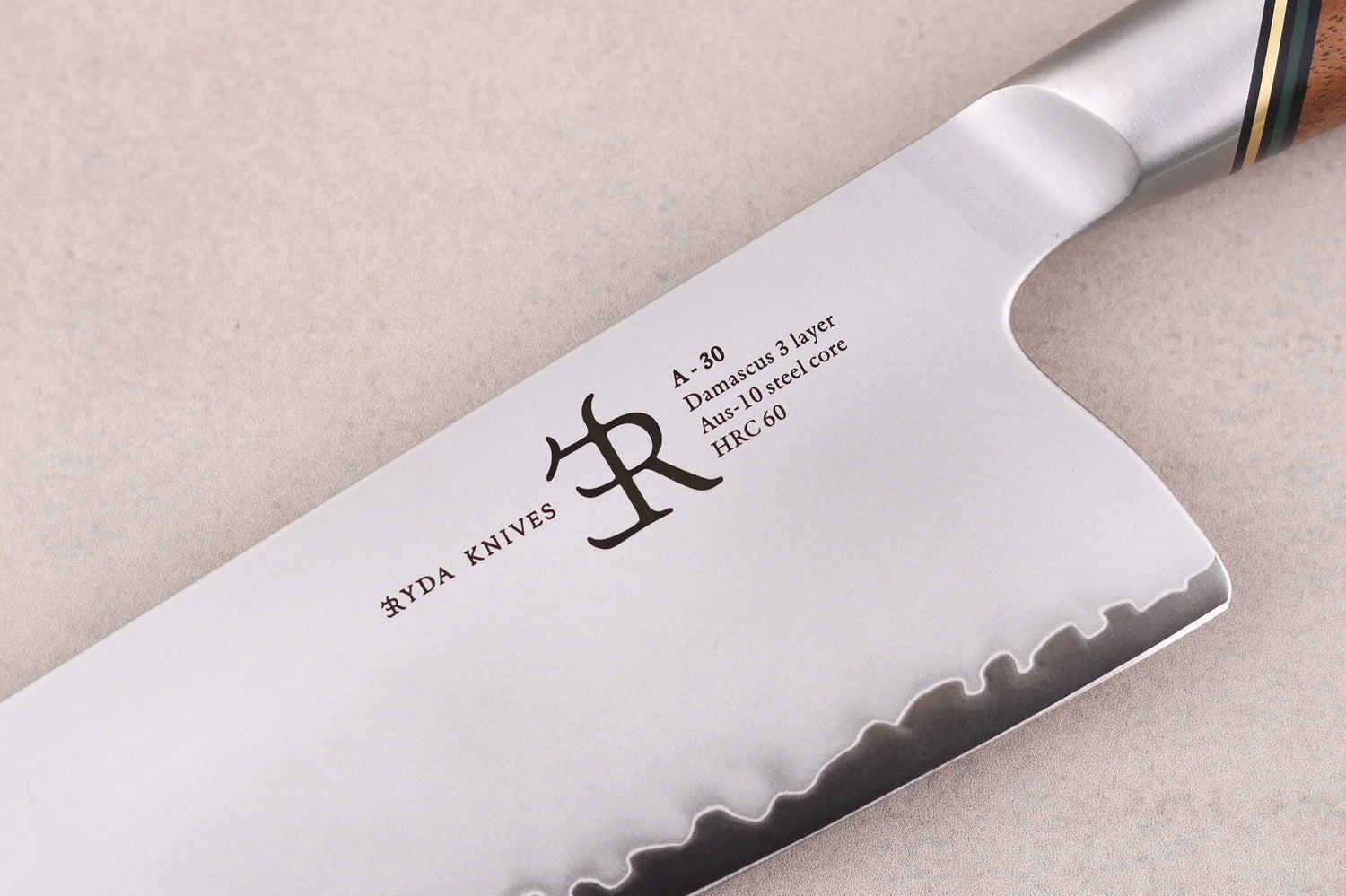 Couteau de chef 20,5cm Ryda Knives A-30 San Maï et manche en noyer
