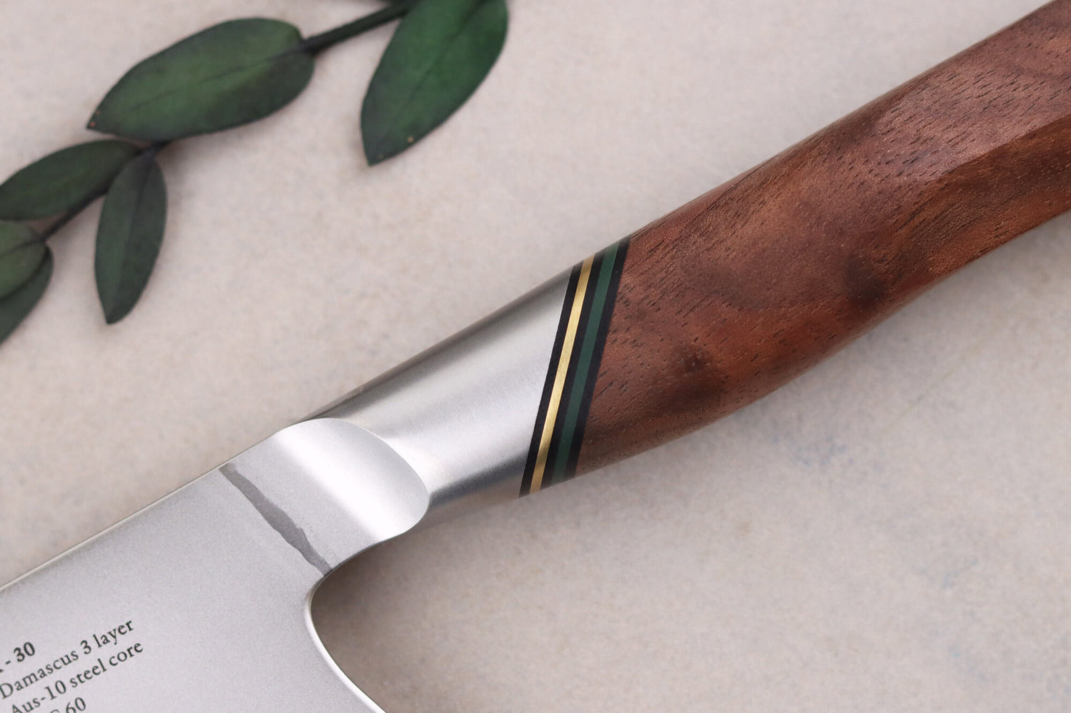 Couteau santoku 18cm Ryda Knives A-30 San Maï et manche en noyer