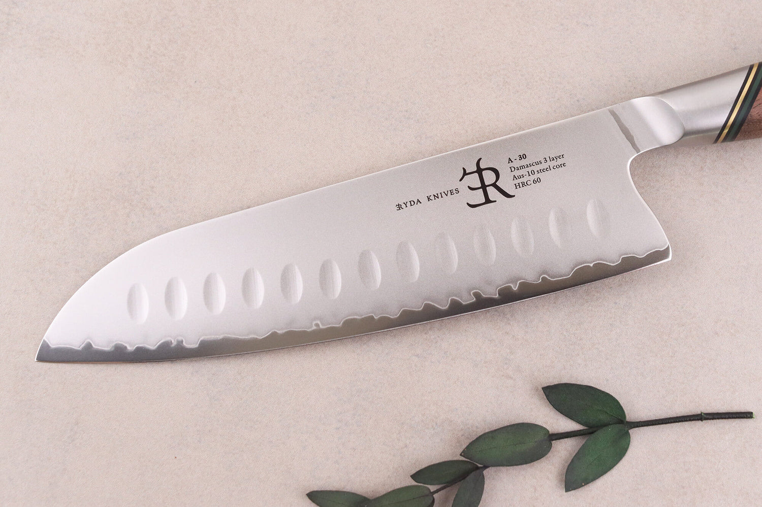 Couteau santoku 18cm Ryda Knives A-30 San Maï et manche en noyer