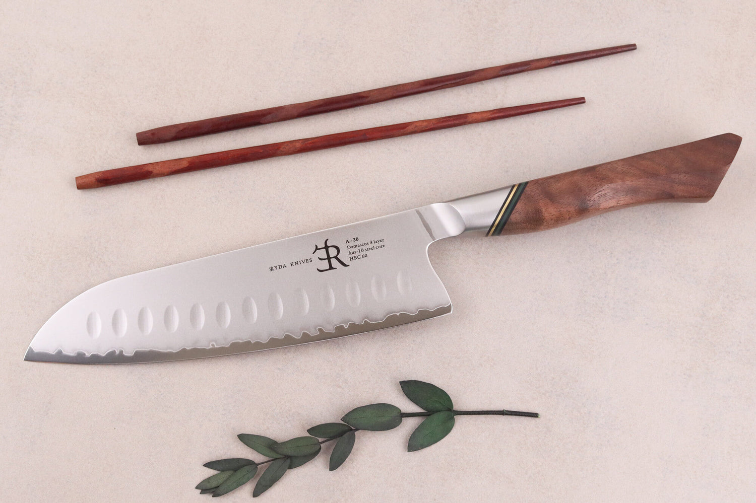 Couteau santoku 18cm Ryda Knives A-30 San Maï et manche en noyer