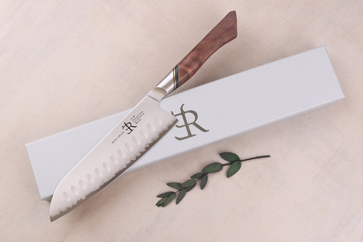 Couteau santoku 18cm Ryda Knives A-30 San Maï et manche en noyer