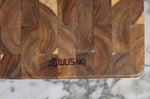 Planche à découper Wusaki en bois d'acacia damier avec poignée 41 x 22 x 2cm