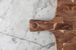 Planche à découper Wusaki en bois d'acacia damier avec poignée 41 x 22 x 2cm