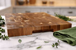Billot de cuisine Wusaki en bois d'acacia damier 43 x 30,5 x 3,5cm