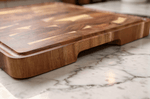 Planche à découper Wusaki bois d'acacia damier pieds antidérapants 35 x 25 x 2,5cm