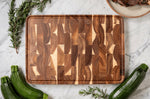 Planche à découper Wusaki bois d'acacia damier pieds antidérapants 35 x 25 x 2,5cm
