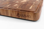 Planche à découper Wusaki bois d'acacia damier pieds antidérapants 35 x 25 x 2,5cm