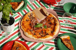 Plat à pizza Cookut Le Formidable avec coupe-pizza guimauve