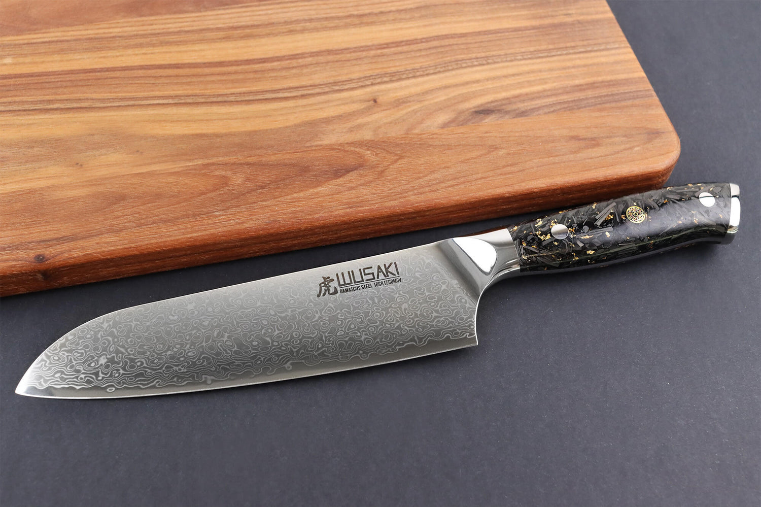 Couteau santoku Wusaki Sakin Damas 10Cr 17cm manche en fibre de carbone et feuille d'or