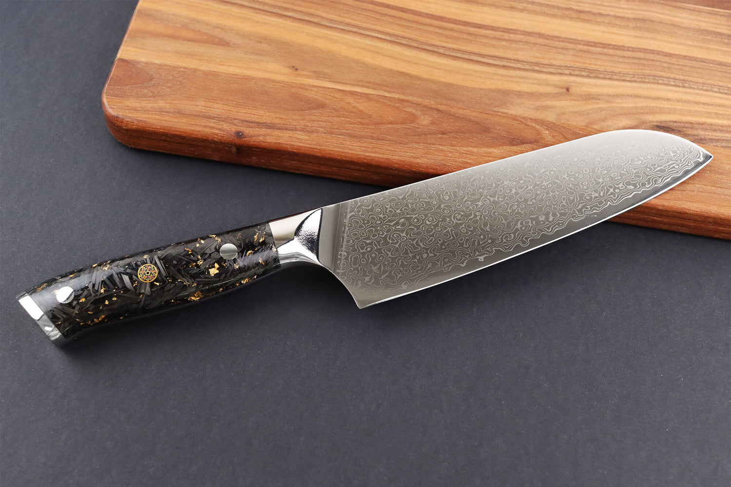 Couteau santoku Wusaki Sakin Damas 10Cr 17cm manche en fibre de carbone et feuille d'or