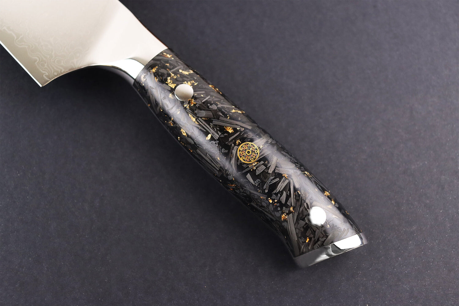 Couteau santoku Wusaki Sakin Damas 10Cr 17cm manche en fibre de carbone et feuille d'or