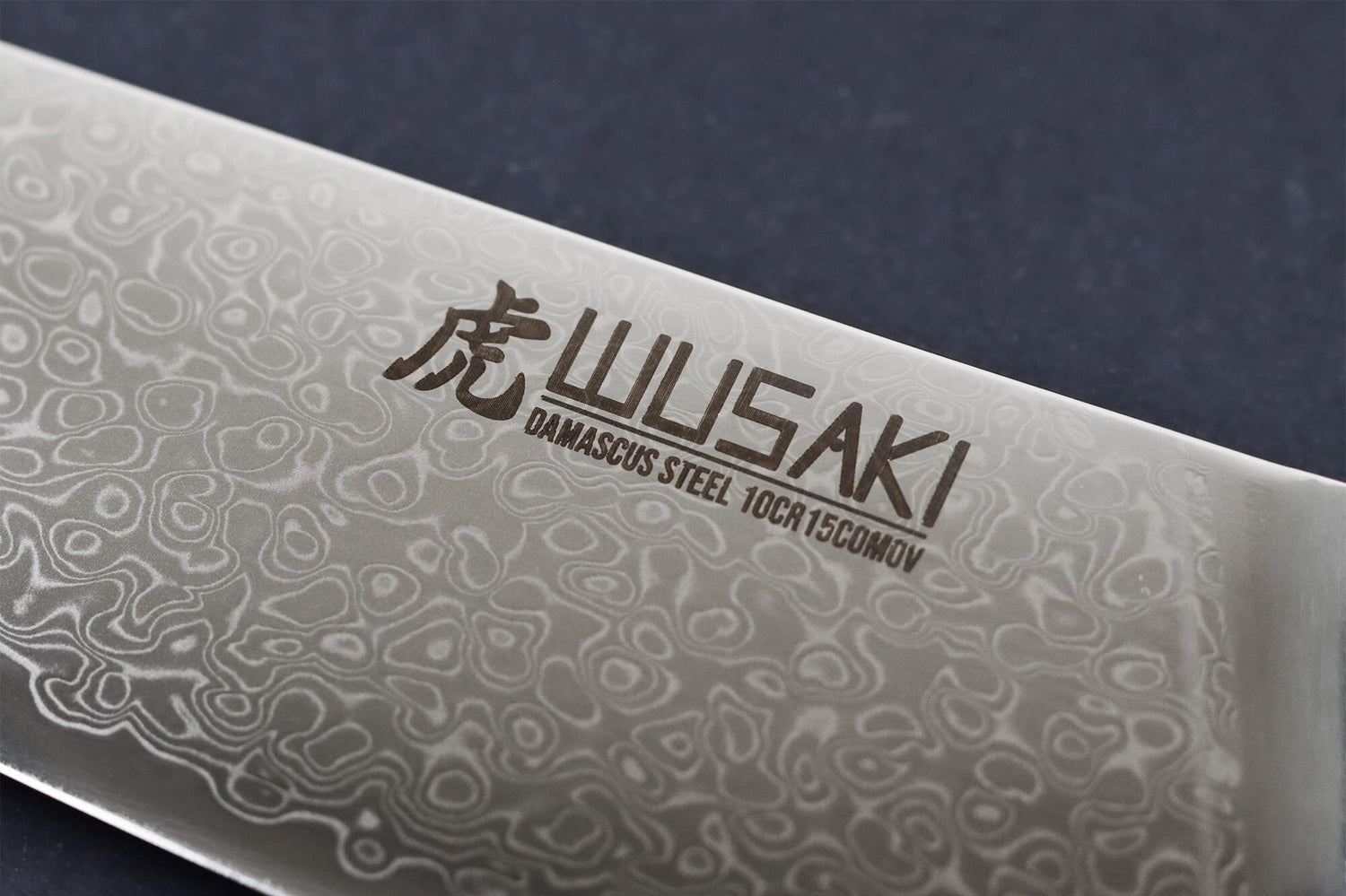 Couteau santoku Wusaki Sakin Damas 10Cr 17cm manche en fibre de carbone et feuille d'or