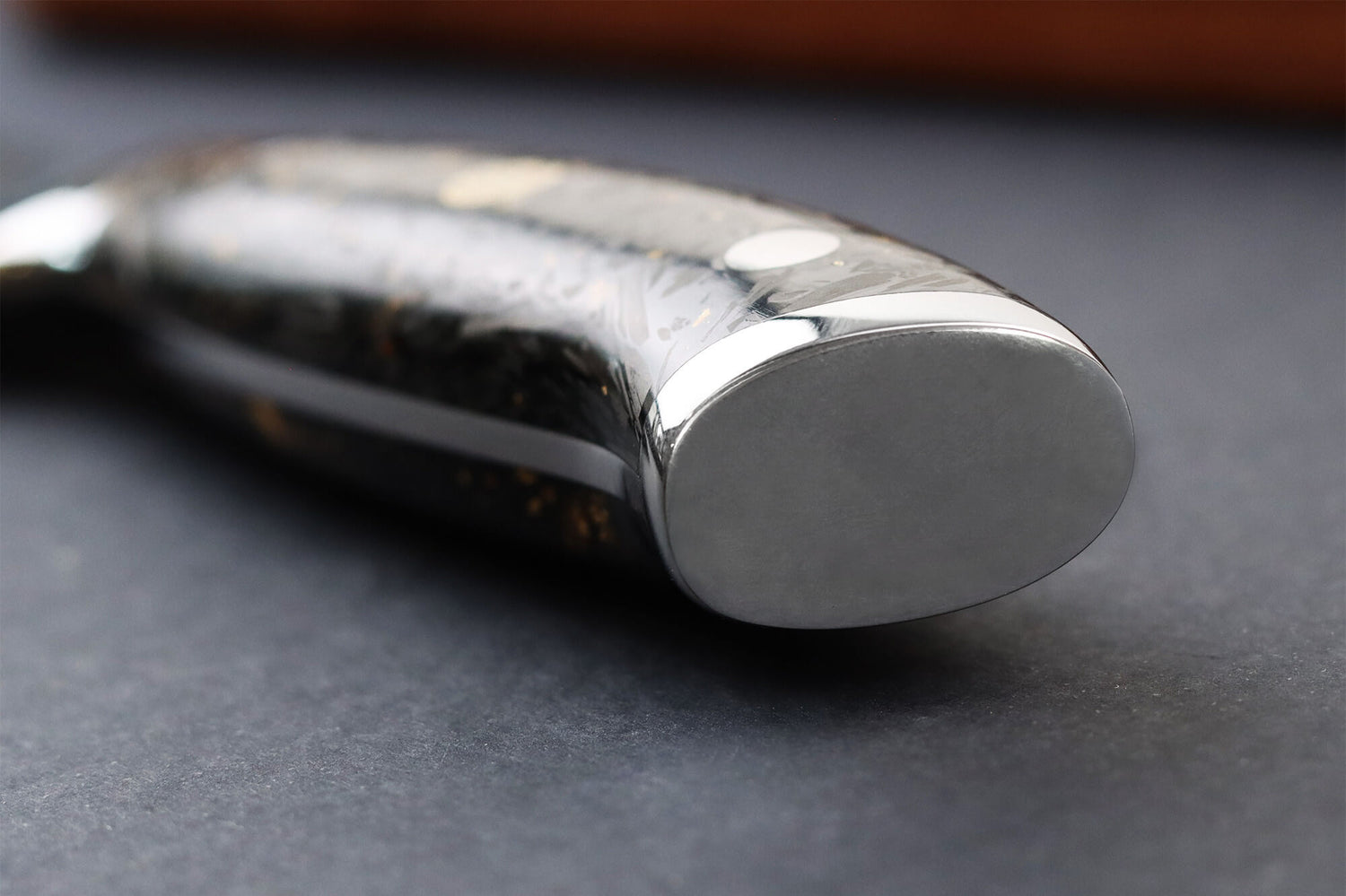 Couteau santoku Wusaki Sakin Damas 10Cr 17cm manche en fibre de carbone et feuille d'or