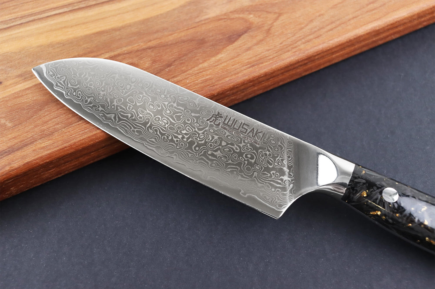 Couteau ko-santoku Wusaki Sakin Damas 10Cr 13cm manche en fibre de carbone et feuille d'or