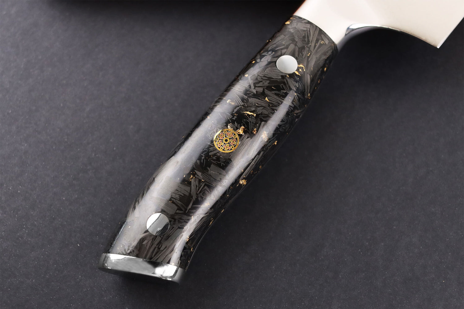 Couteau nakiri Wusaki Sakin Damas 10Cr 17cm manche en fibre de carbone et feuille d'or