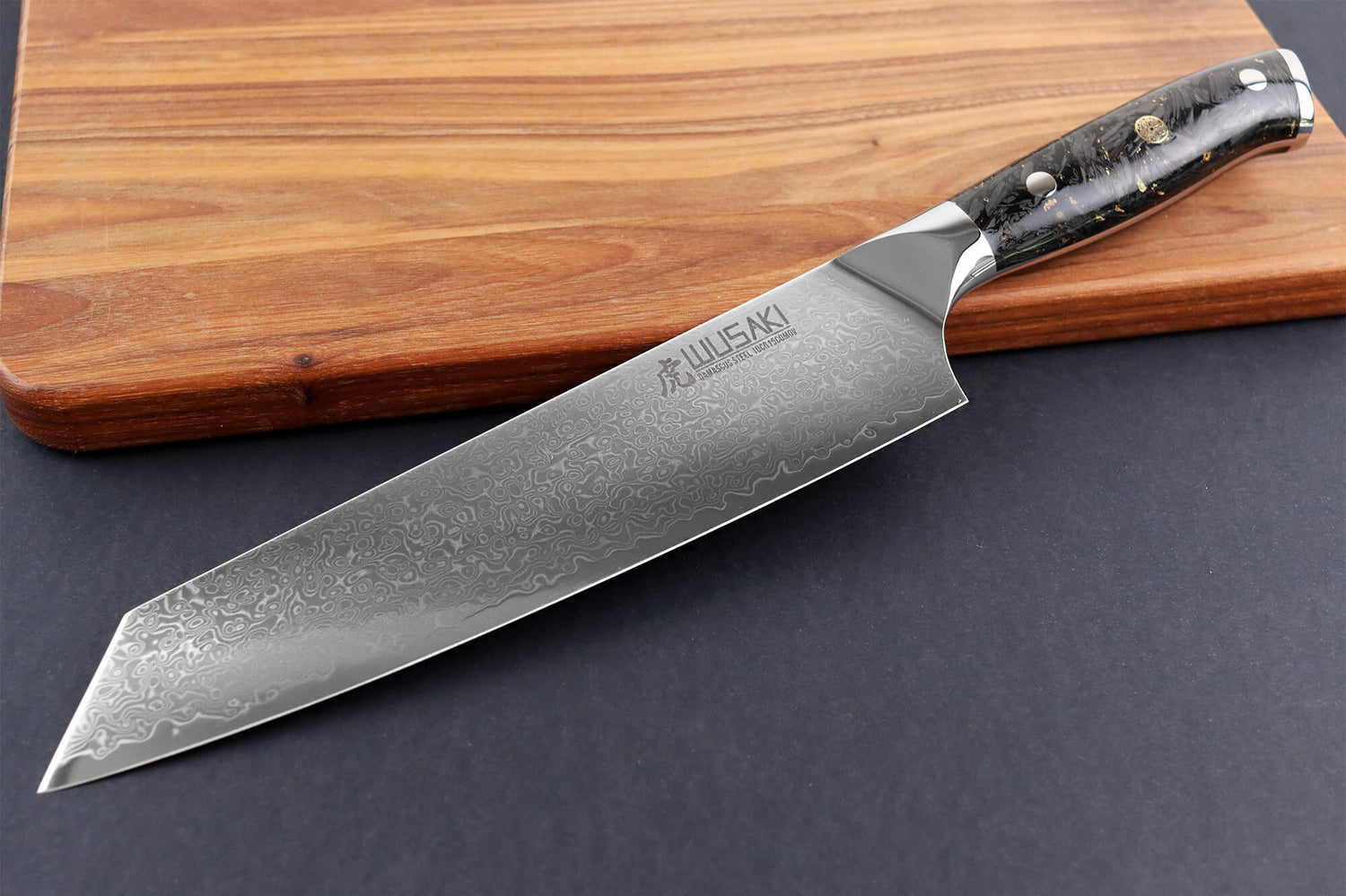 Couteau kiritsuke Wusaki Sakin Damas 10Cr 20cm manche en fibre de carbone et feuille d'or