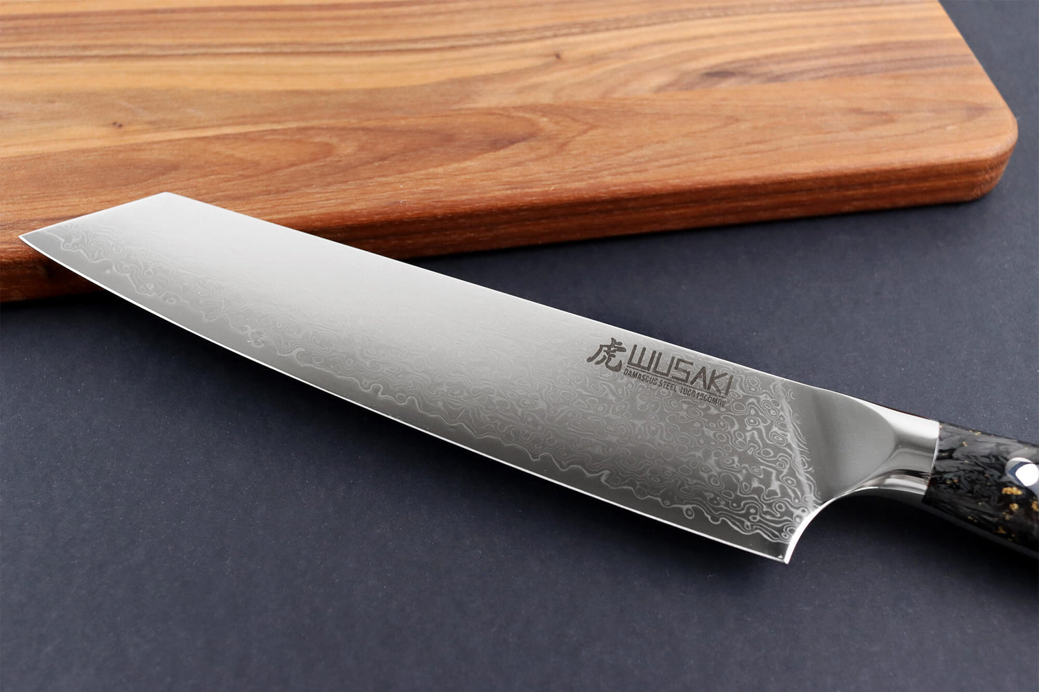 Couteau kiritsuke Wusaki Sakin Damas 10Cr 20cm manche en fibre de carbone et feuille d'or